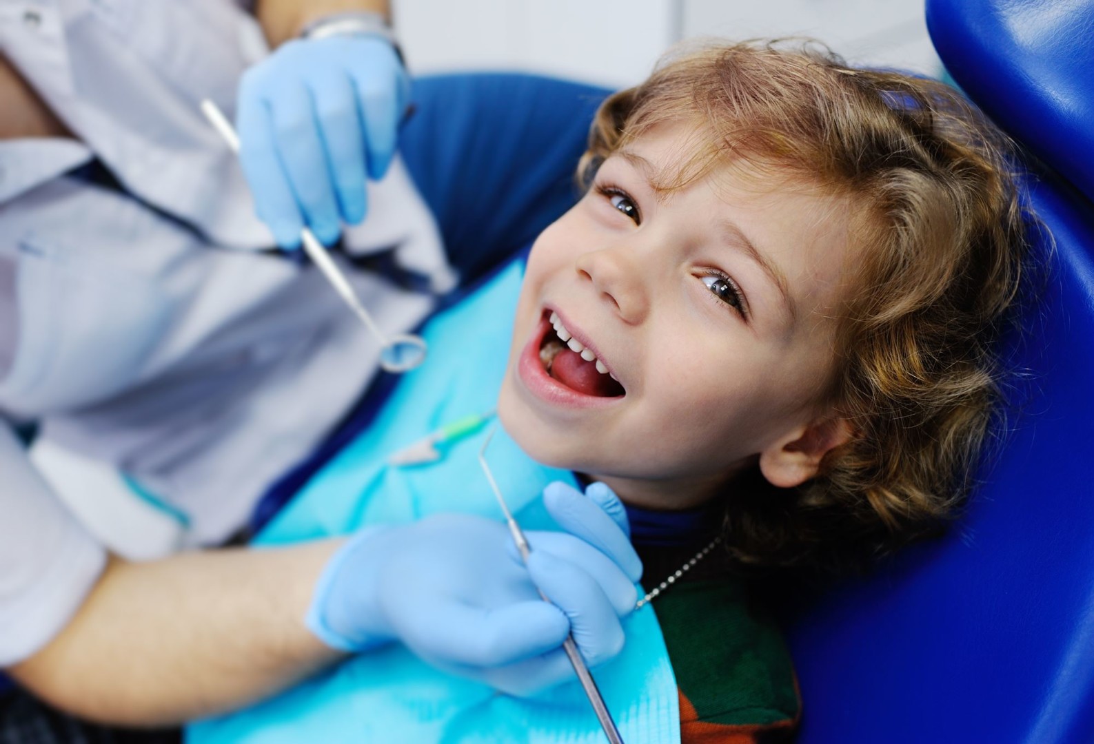 Enfant fauteuil soins dentaires
